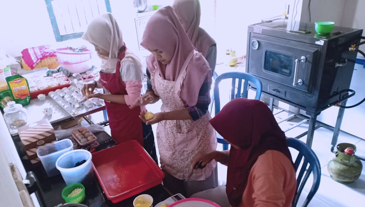 Mahasiswa KKN-T Bina Desa UNIPMA mempraktikkan pembuatan Bluder Kare Rasa Durian. (Foto: KKN Bina Desa UNIPMA/TIMES Indonesia)