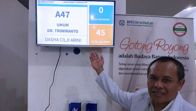 Dokter Triwiranto menunjukkan tampilan antrean online di DPP miliknya. (FOTO: Istimewa)