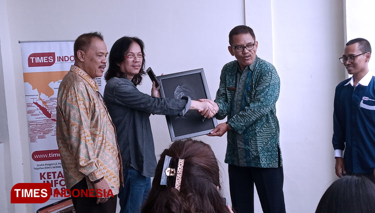 Mr.D saat menyerahkan sketsa Sri Sultan HB X kepada pengelola HOJ (Foto: Totok Hidayat/TIMES Indonesia)