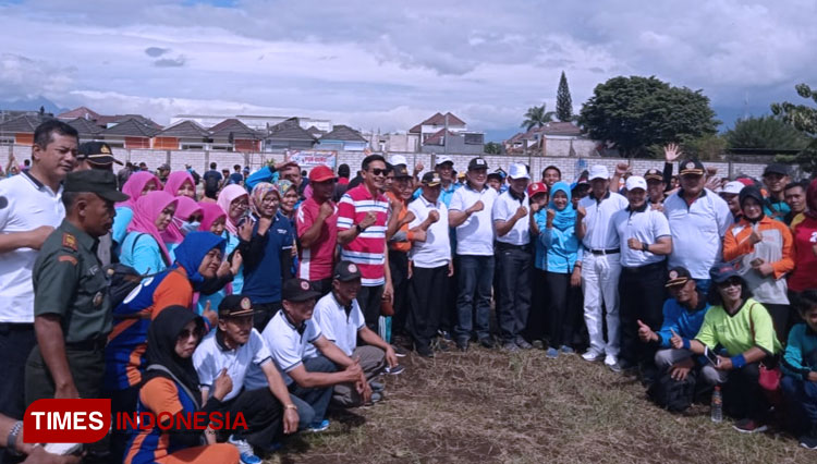 Bupati Malang, Drs HM Sanusi MM, bersama Ketua DPRD Kabupaten Malang dan Kepala Bidang SD Dinas Pendidikan Kabupaten Malang, Slamet Suyon saat berfoto bersama para guru peserta POR Guru SD. (foto: Binar Gumilang/TIMES Indonesia)