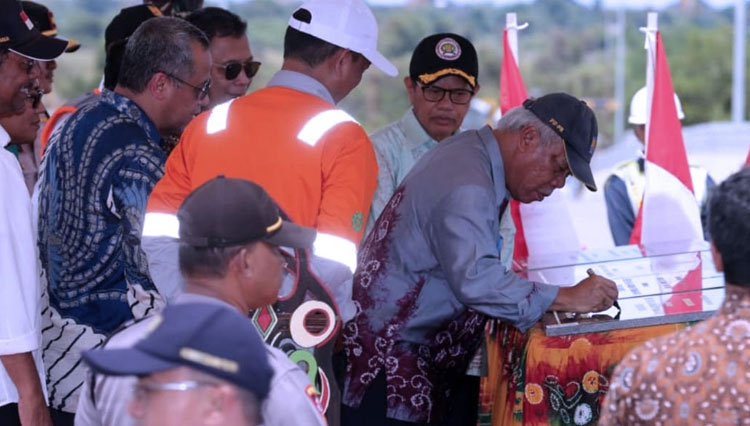 Menteri PUPR RI saat meresmikan 3 overpass dan 1 jembatan di Jembatan Sei Puting di Kabupaten Tapin, Kalsel, Sabtu (8/2/2020). (FOTO: Biro Komunikasi Publik Kementerian PUPR RI)
