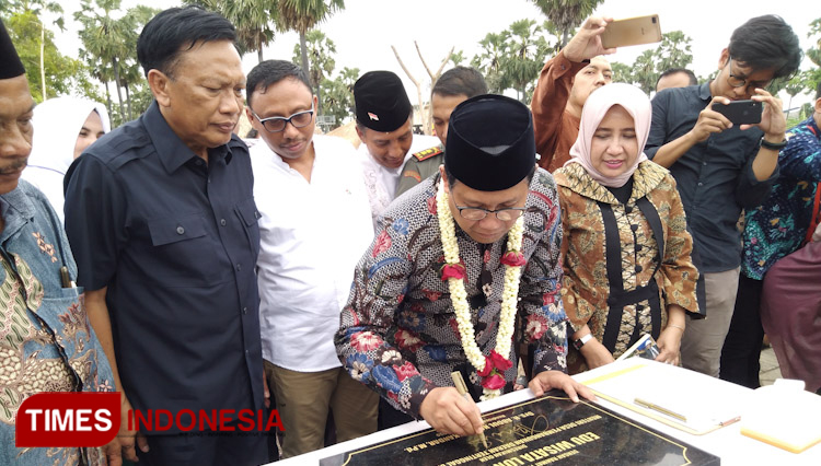 The Minister of Villages, Disadvantaged Regions and Transmigration, Abdul Halim officially opened Lontar Sewu Edu Tourism in Hendrosari, Menganti, Gresik. (Photo: Akmal/TIMES Indonesia).