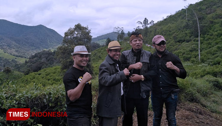 Ketua DPRD Kabupaten Bandung Sugianto (kiri) bersama Bupati Bandung Dadang M Naser (pakai iket) di sela penanaman bibit pohon aren di kawasan Curug Tilu, Desa Cipelah, Kec Rancabali, Minggu (9/2/20). (FOTO: Iwa/TIMES Indonesia)