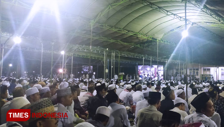Puluhan Ribu Jemaah dan Santri KH Ahmad Sufyan mengikuti Haul dan Serentak Saat Membaca Surat Al Ikhlas (FOTO: Fawaid Aziz/TIMES Indonesia)
