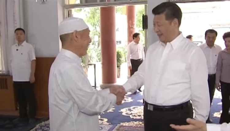 Hasil tangkapan layar dalam video kunjungan Presiden Cina ke salah satu masjid, yang dijadikan informasi hoaks. (Foto: Screenshot)