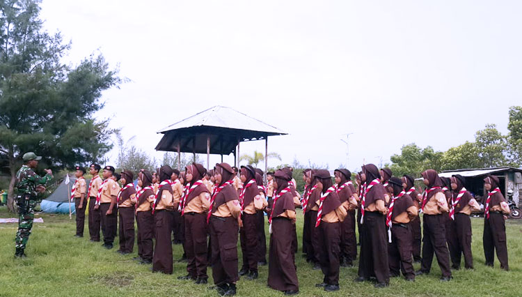 Dengan semangat tinggi, Pramuka SMPN I Sumberasih, menimba ilmu wawasan kebangsaan di pantai permata pilang. (FOTO: Agus Mo for TIMES Indonesia)