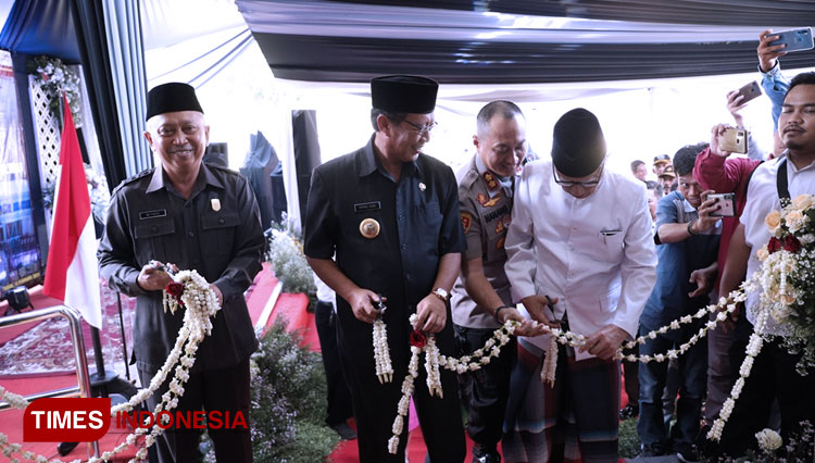 Bupati Tuban, H. Fathul Huda bersama Kapolres Tuban, AKPB Nanang Haryono dan Ketua DPRD Tuban, M. Miyadi saat gunting pita pada peresmian gedung Pelayanan di Mapolres Tuban, Jawa Timur (10/2/2020). (Foto: Ahmad Istihar/TIMES Indonesia)