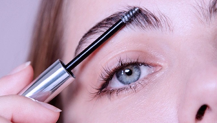 Illustration: wearing mascara