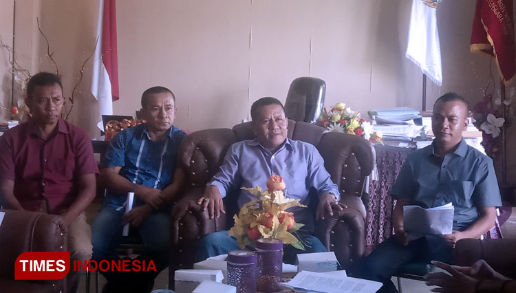 Rektor Universitas Persatuan Guru (UPG) 1945 NTT, David R. E. Selan, SE.,MM (tengah) didampingi LKBH UPG 1945 NTT, Ony Syah, SH., MH dan Kepala BPMU Darmanto Kisse,S.Pd., M.Pd saat memberikan keterangan pers (Foto: Yohanis Tkikhau/Times Indonesia)