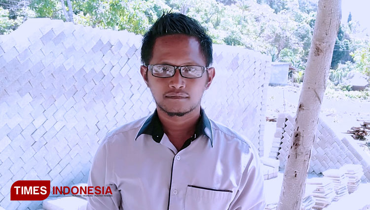 Riswa, pemilik usaha Batako Pres di Pulau Taliabu. (Foto: Husen Hamid/TIMES Indonesia)