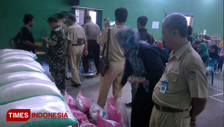 Rombongan Dinas Sosial Kabupaten Karanganyar sidak ke salah satu e-warong. (Mukhtarul Hafidh/Times Indonesia)