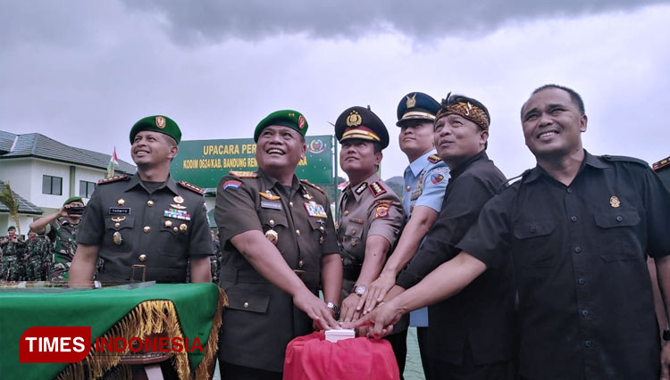 Pangdam III/Siliwangi Mayjen TNI Nugroho Budi Wiryanto (kedua dari kiri) meresmikan Kodim 0624/Kabupaten Bandung, di Jalan Terusan Soreang Cipatik, Desa Jatisari, Kecamatan Katuwaringin Bandung, Selasa (11/2/20). (FOTO: Iwa/TIMES Indonesia)