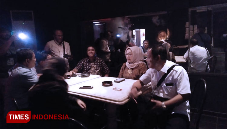 Rombongan Komisi A DPRD Kota Surabaya melakukan sidak tempat pijat Symphony, Selasa (11/2/2020). (FOTO: Ammar Ramzi/TIMES Indonesia)