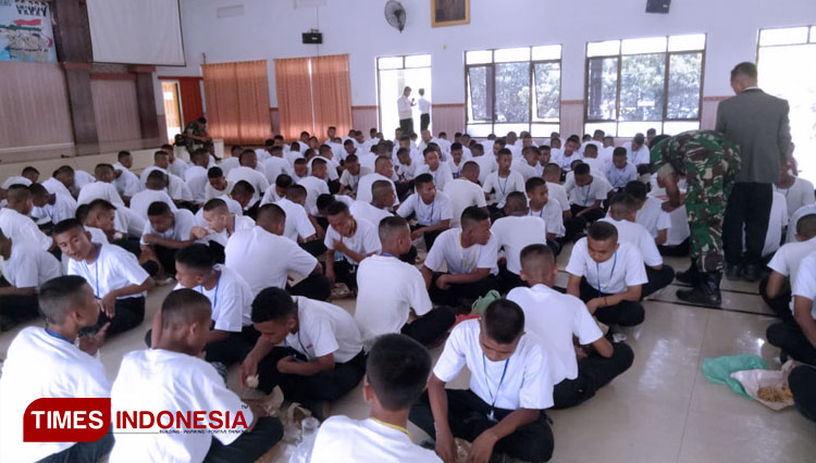 Proses pendidikan ala militer yang diikuti oleh ratusan siswa SMK Manbaul Ulum Tangsil Wetan Kabupaten di Bataliyon 514 Raider. (FOTO: Moh Bahri/TIMES Indonesia).