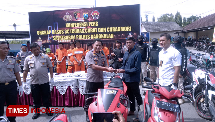 Kapolres Bangkalan AKBP Rama Samtama Putra menyerahkan sepeda motor curian kepada pemiliknya, Maulana Adimas Kumambang (21) warga Kecamatan Arosbaya. (FOTO: Doni Heriyanto/TIMES Indonesia)
