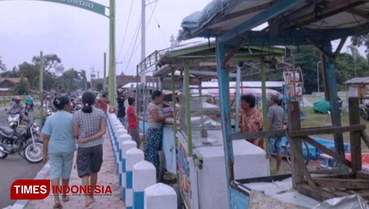 PKL Alun-Alun RBA Ki Ronggo Bondowoso sempat pindah ke Wisata Kuliner Jembatan Ki Ronggo. Namun mereka enggan untuk jualan di sana lagi. (FOTO: Moh Bahri/TIMES Indonesia)