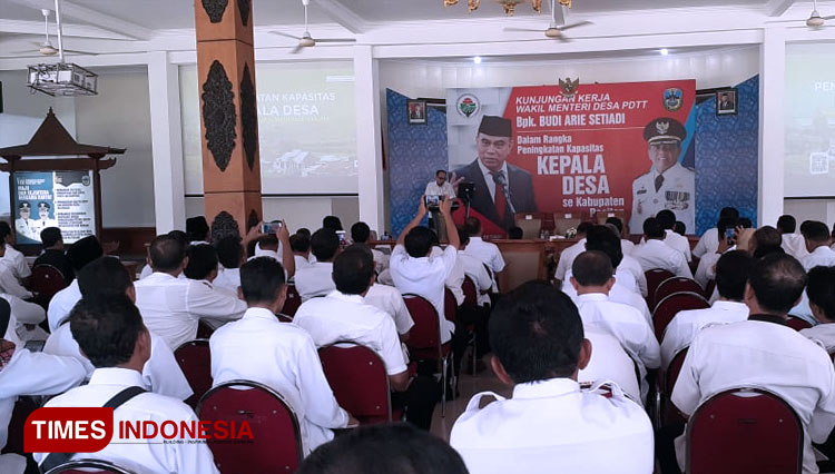 Wakil Menteri Desa memberi pengarahan kepada kades di Pacitan. (FOTO: Rojihan/TIMES Indonesia)
