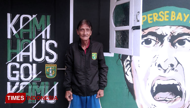 Senyum sang legenda hidup Persebaya di depan 'rumah barunya', Kawasan Ploso, Tambaksari, Surabaya, Rabu (12/2/2020). (Foto: Ammar Ramzi/TIMES Indonesia)