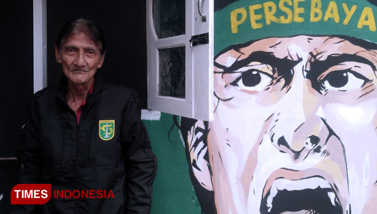 Senyum sang legenda hidup Persebaya di depan 'rumah barunya', Kawasan Ploso, Tambaksari, Surabaya, Rabu (12/2/2020). (Foto: Ammar Ramzi/TIMES Indonesia)