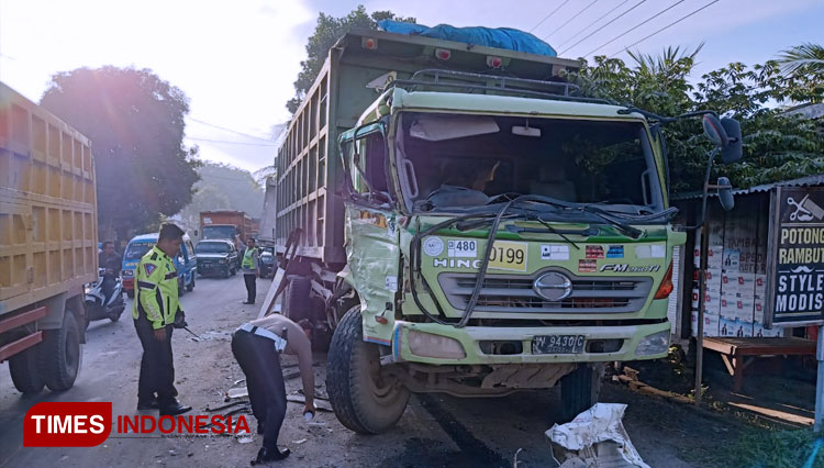 Polisi saat olah TKP kecelakaan lalu lintas antara dua Dump Truck (FOTO: Akmal/TIMES Indonesia)