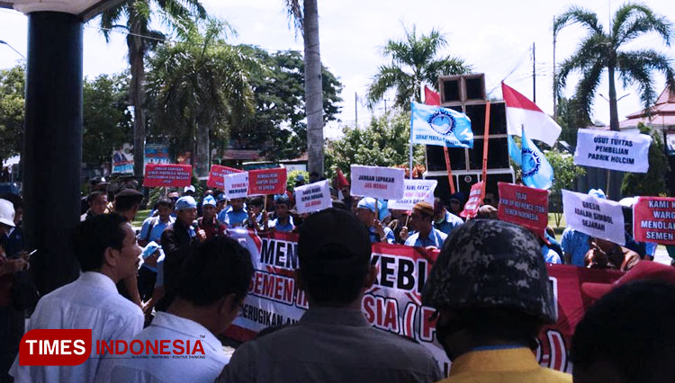 Federasi Serikat Karyawan Anak Perusahaan Semen Indonesia (FSKAP SI) saat menggelar aksi demo di depan Kantor DPRD Tuban, Rabu, (12/02/2020). (Foto: Achmad Choirudin/TIMES Indonesia)