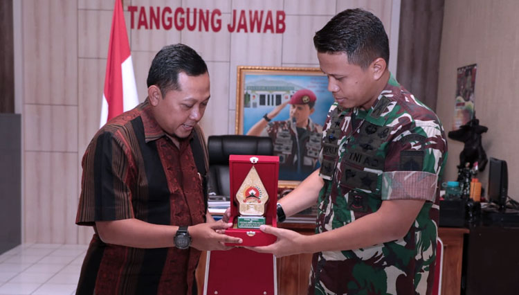 GM Pertamina yang baru Joko Pranoto diterima Dandim Dandim. (FOTO: Pendim Cilacap/TIMES Indonesia)
