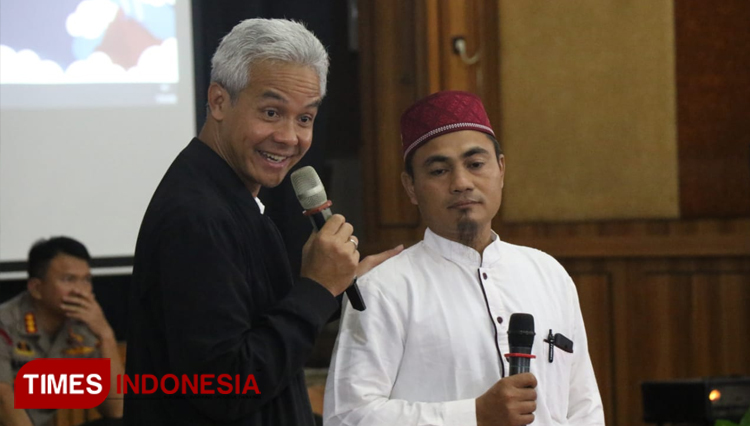 Gubernur Jawa Tengah Ganjar Pranowo dan eks napiter Joko Tri Harmanto mengisi acara sarasehan dan dialog penguatan NKRI di SMKN 8 Surakarta. (Muhamad Shidiq, Times Indonesia)