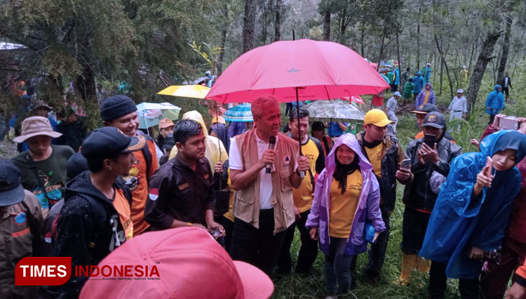 Gubernur Jawa Tengah Ganjar Pranowo dalam kunjungannya ke Karanganyar kegiatan gerakan penanaman pohon. (Mukhtarul Hafidh/Times Indonesia)