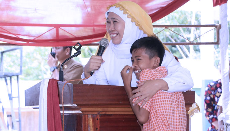 Gubernur Khofifah bersama salah satu siswa yang bersekolah di kawasan terdampak gempa dan tsunami Donggala, Palu, Sulawesi Utara, Rabu (12/2/2020). (Foto: Dok. Humas Pemprov Jatim) 