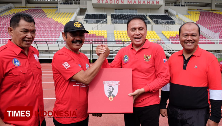 Wali kota Surakarta FX Hadi Rudyatmo menerima bingkisan dari Ketua Umum PSSI, Mochamad Iriawan saat mengunjungi Stadion Manahan. (Muhamad Shidiq, Times Indonesia)