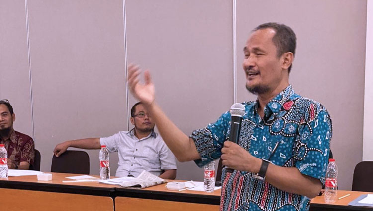 Dr. Redi Panuju, M.Si. Sedang memberikan materi workshop. (Foto: Unitomo)
