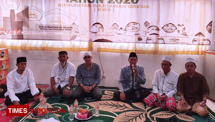 Para anggota KWG saat menggelar khatmil quran di Balai Wartawan Gresik Jalan Basuki Rahmat No 08, Kota Gresik. (FOTO: Akmal/TIMES Indonesia)