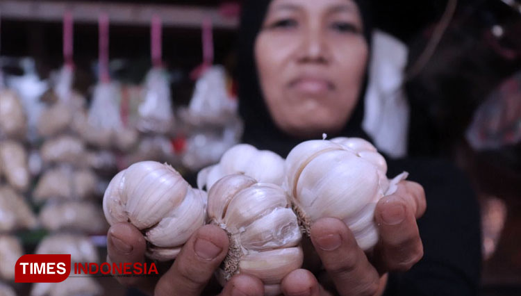 Pedagang sembako retail di Pasar Keputran, Surabaya, Rabu (12/2/2020). (Foto: Candra Wijaya/TIMES Indonesia) 