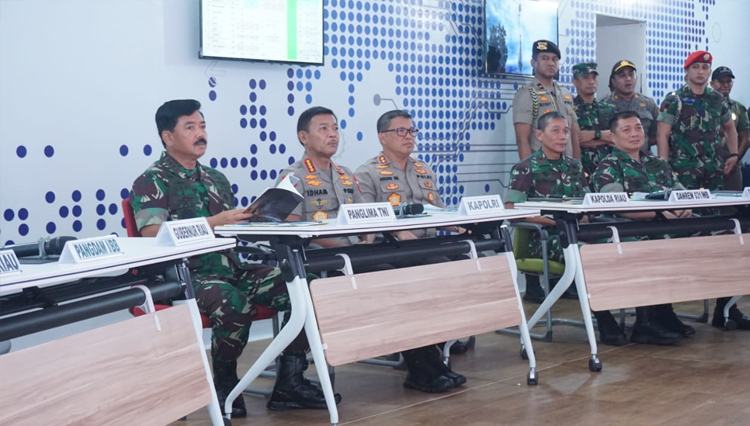 Panglima TNI Marsekal TNI Hadi Tjahjanto, S.I.P., dan Kapolri Jenderal Pol Drs. Idham Azis, M.Si., saat rakor karhutla di Gedung Daerah Pekanbaru, Rabu (12/2/2020).