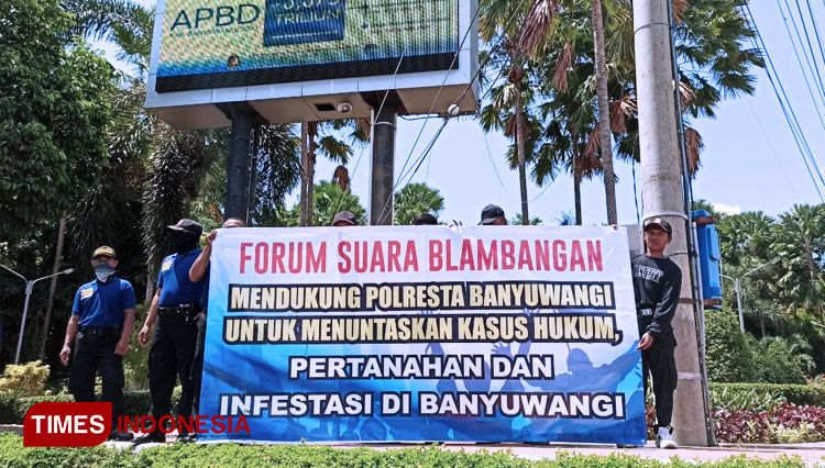 Massa Forsuba membentangkan spanduk aksi dukung Polresta Banyuwangi lakukan penegakan supremasi hukum. (FOTO: Agung Sedana/TIMES Indonesia)