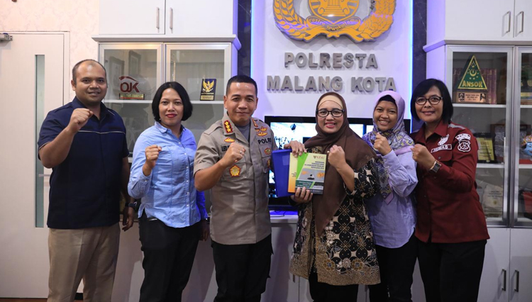 Komisioner KPAI, Retno Listyarti (tiga dari kanan) saat berkunjung ke Mapolresta Kota Malang. (Foto: Humas Polresta Malang Kota)