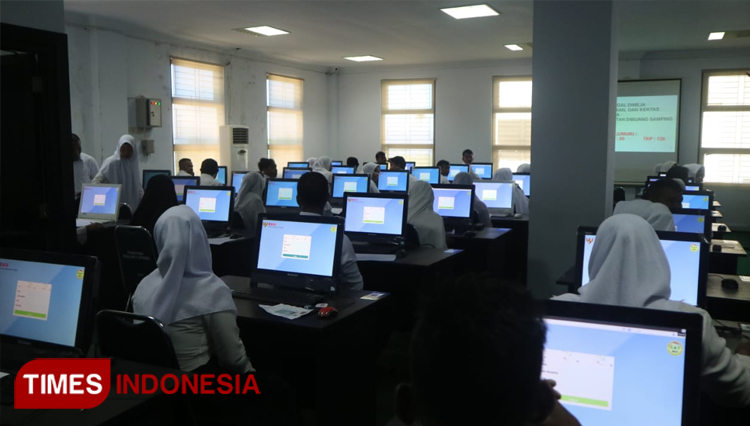 Suasana seleksi kompetensi dasar (SKD) CPNS Pemprov Malut di salah satu ruangan tes milik BKD Malut.(foto: Humas Pemprov Malut)