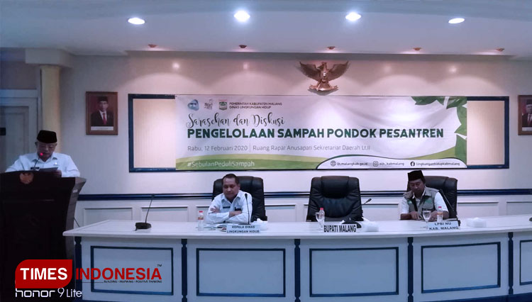 Bupati Malang, Drs HM Sanusi MM saat membuka diskusi pengolahan sampah. (FOTO: Binar Gumilang/TIMES Indonesia)