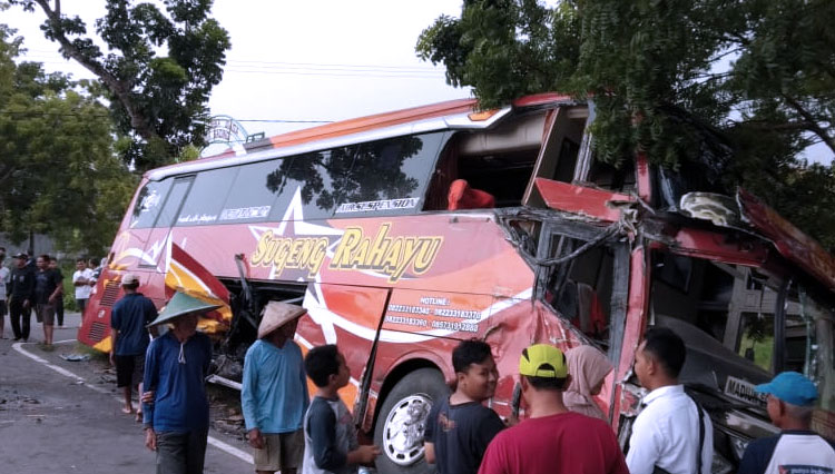 Kondisi bus Sugeng Rahayu yang terlibat kecelakaan dengan Truk bermuatan tabung gas di Jalan raya Surabaya - Madiun Desa Jeruk Gulung, Kecamatan Balerejo, Kabupaten Madiun, Jawa Timur, Rabu (12/02/2020).(foto: istimewa)