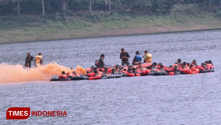 Personel Lanud Iswahjudi saa ikuti latihan survival dasar di Telaga Ngebel, Ponorogo, Rabu (12/2/2020). (FOTO: Aditya Candra/TIMES Indonesia).