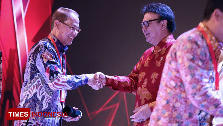 Menteri PANRB Tjahjo Kumolo saat memberikan penghargaan kepada Bupati Majalengka, H Karna Sobahi. (Foto: Jaja Sumarja/TIMES Indonesia)