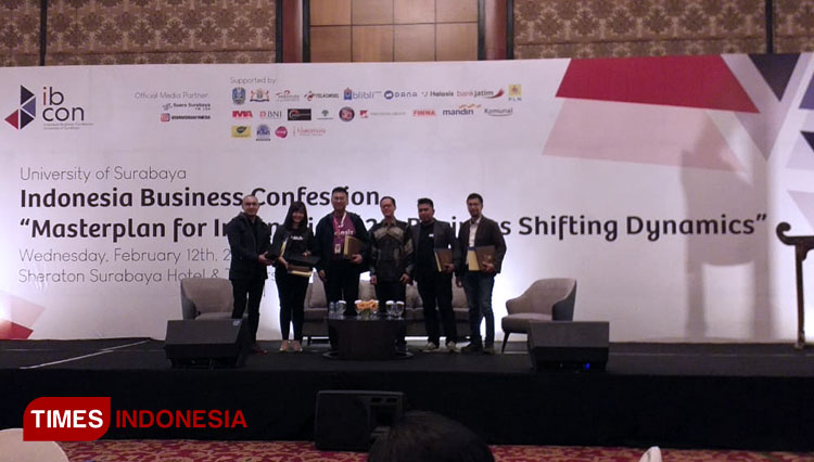 Narasumber Forum Bisnis IBCon Ubaya berbagi wawasan seputar perkembangan ekonomi di Hotel Sheraton, Surabaya, Rabu (12/2/2020).(Foto : Inntan Wulandari/TIMES Indonesia) 