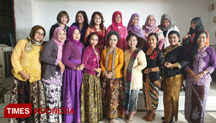 Panitia 2020 Wanita Berkebaya saat foto bersama. (FOTO: Istimewa/TIMES Indonesia)