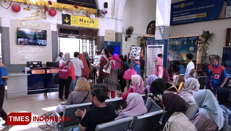 Para calon penumpang kereta api menunggu jadwal keberangkatan di stasiun Cirebon. (Foto: Nurhidayat/TIMES Indonesia)