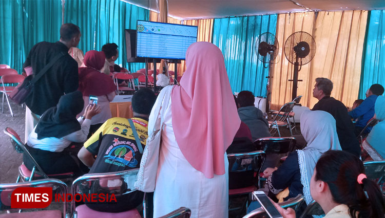 Sejumlah keluarga menyaksikan nilai hasil tes CPNS secara live di ruangan khusus yang disediakan panitia. Tes sendiri berlangsung di ruangan BLK Bondowoso (FOTO: Moh Bahri/TIMES Indonesia).
