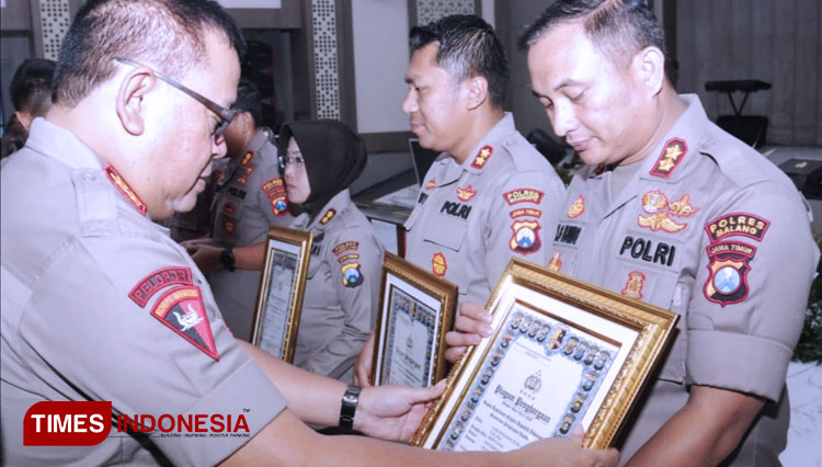 Kapolres Malang, AKBP Yade Setiawan Ujung saat menerima penghargaan dari Kapolri yang diserahkan oleh Kapolda Jatim. (FOTO: Humas Polres Malang/TIMES Indonesia)
