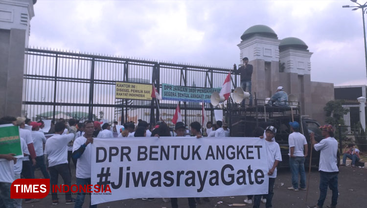 Aliansi Tangkap Maling Jiwasraya (ATMAJA) saat mengepung gedung DPR RI (Foto: Edi Junaidi Ds/TIMES Indonesia)