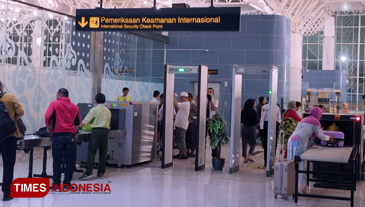 Para calon penumpang memasuki area pemeriksaan keamanan internasional (International Security Check Point) di Bandara Internasional Jawa Barat (BIJB Kertajati). (Foto: Jaja Sumarja/TIMES Indonesia)