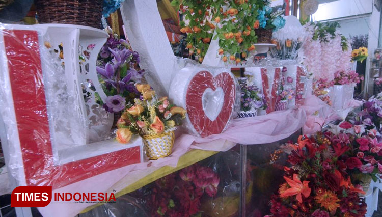 Ilustrasi menyambut perayaan valentine di Surabaya, Kamis (13/2/2020).(Foto : Candra Wijaya/TIMES Indonesia) 