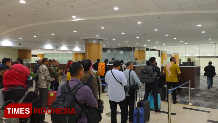 Para penumpang melakukan check ini sebelum diterbangkan menuju Kuala Lumpur di Bandara Intetnasional Jawa Barat (BIJB) Kertajati. Kamis (13/2/2020) merupakan hari pertama pembukaan rute Kertajati-Kuala Lumpur. (Foto: Jaja Sumarja/TIMES Indonesia)